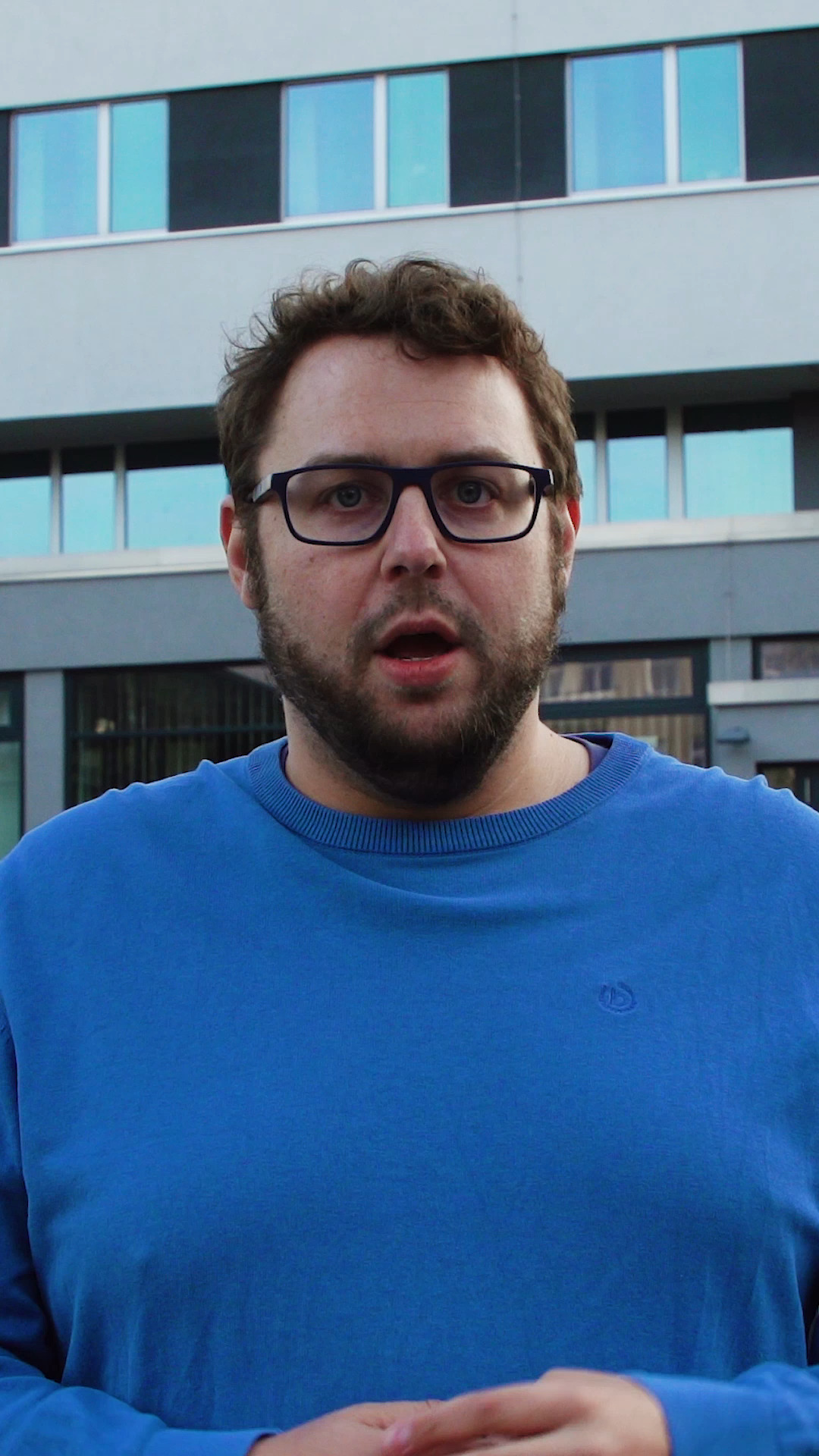 Am 30.04. nehmen wir uns die Straße und sagen Nein zu #Krieg und #Militarisierung, Sozial- und #Grundrechtsabbau!
Wir fordern:

1️⃣ Eine sofortige Rücknahme der Kürzungen im sozialen, gesundheitlichen und kulturellen Bereich,
2️⃣ das Ende der Aufrüstung: Ein Stopp der milliardenschweren Finanzierung von Kriegstüchtigkeit und der Rüstungskonzerne,
3️⃣ die sofortige Umsetzung des Volksentscheids zur Enteignung der großen Immobilienkonzerne, direkte Entlastung bei unseren Mieten,
4️⃣ eine dauerhafte und bedarfsgerechte Finanzierung der Bereiche Gesundheit, Kultur, Soziales und Wohnen!

Deshalb organisiert euch mit uns im Wedding und kommt mit uns am 30.04. auf die Straße und zeigt: Der Wedding wehrt sich! Berlin wehrt sich! Es ist an der Zeit, dass sie unsere

📣 #Löhne erhöhen, #Mieten senken und #Frieden schaffen!

🗓️ Mi., 30.04.2025 🕑 17:00 Uhr
📍 Elise-und-Otto-Hampel-Platz/ #Leopoldplatz