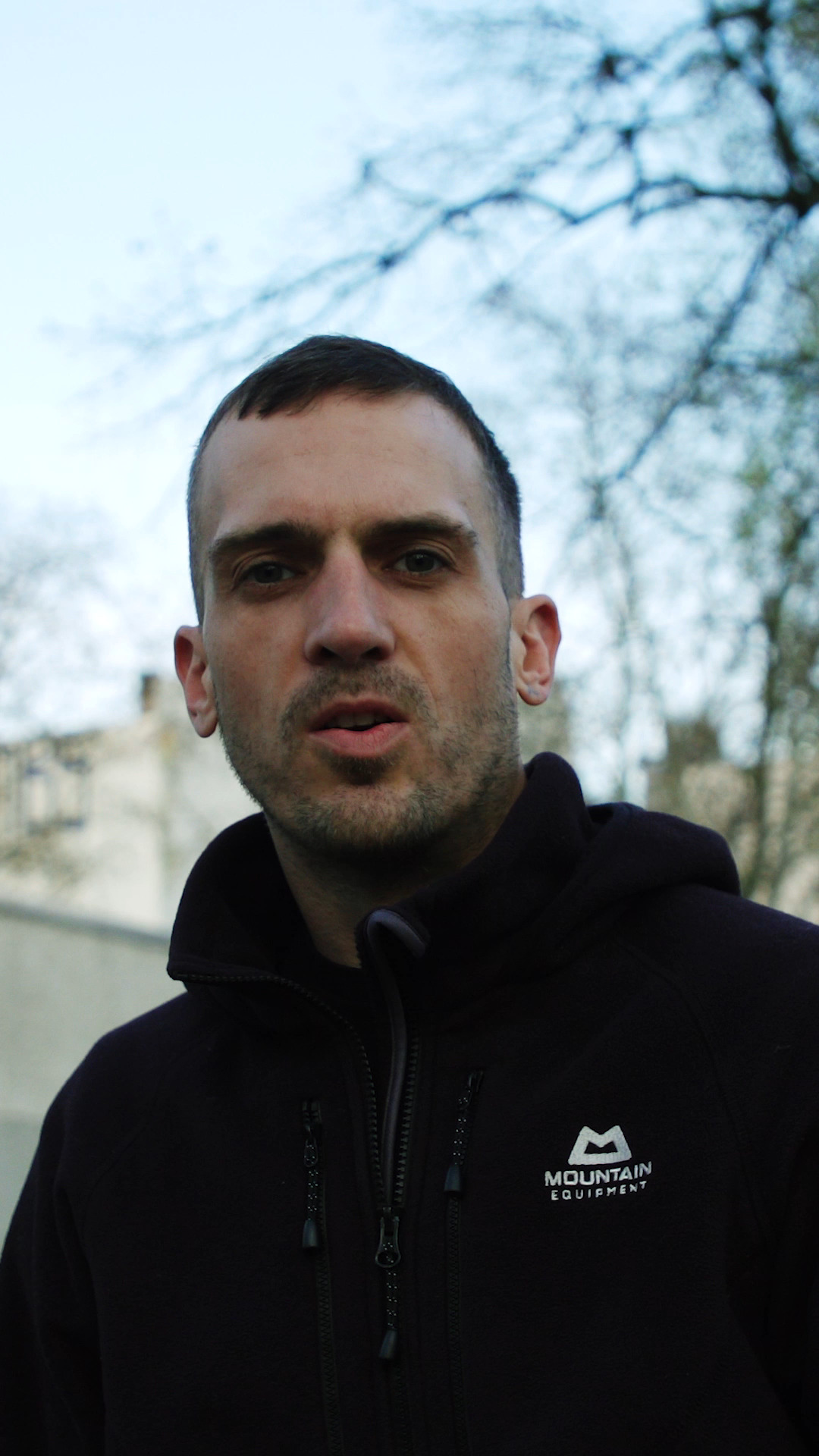 Am 30.04. nehmen wir uns die Straße und sagen Nein zu #Krieg und #Militarisierung, Sozial- und #Grundrechtsabbau!
Wir fordern:

1️⃣ Eine sofortige Rücknahme der Kürzungen im sozialen, gesundheitlichen und kulturellen Bereich,
2️⃣ das Ende der Aufrüstung: Ein Stopp der milliardenschweren Finanzierung von Kriegstüchtigkeit und der Rüstungskonzerne,
3️⃣ die sofortige Umsetzung des Volksentscheids zur Enteignung der großen Immobilienkonzerne, direkte Entlastung bei unseren Mieten,
4️⃣ eine dauerhafte und bedarfsgerechte Finanzierung der Bereiche Gesundheit, Kultur, Soziales und Wohnen!

Deshalb organisiert euch mit uns im Wedding und kommt mit uns am 30.04. auf die Straße und zeigt: Der Wedding wehrt sich! Berlin wehrt sich! Es ist an der Zeit, dass sie unsere

📣 #Löhne erhöhen, #Mieten senken und #Frieden schaffen!

🗓️ Mi., 30.04.2025 🕑 17:00 Uhr
📍 Elise-und-Otto-Hampel-Platz/ #Leopoldplatz