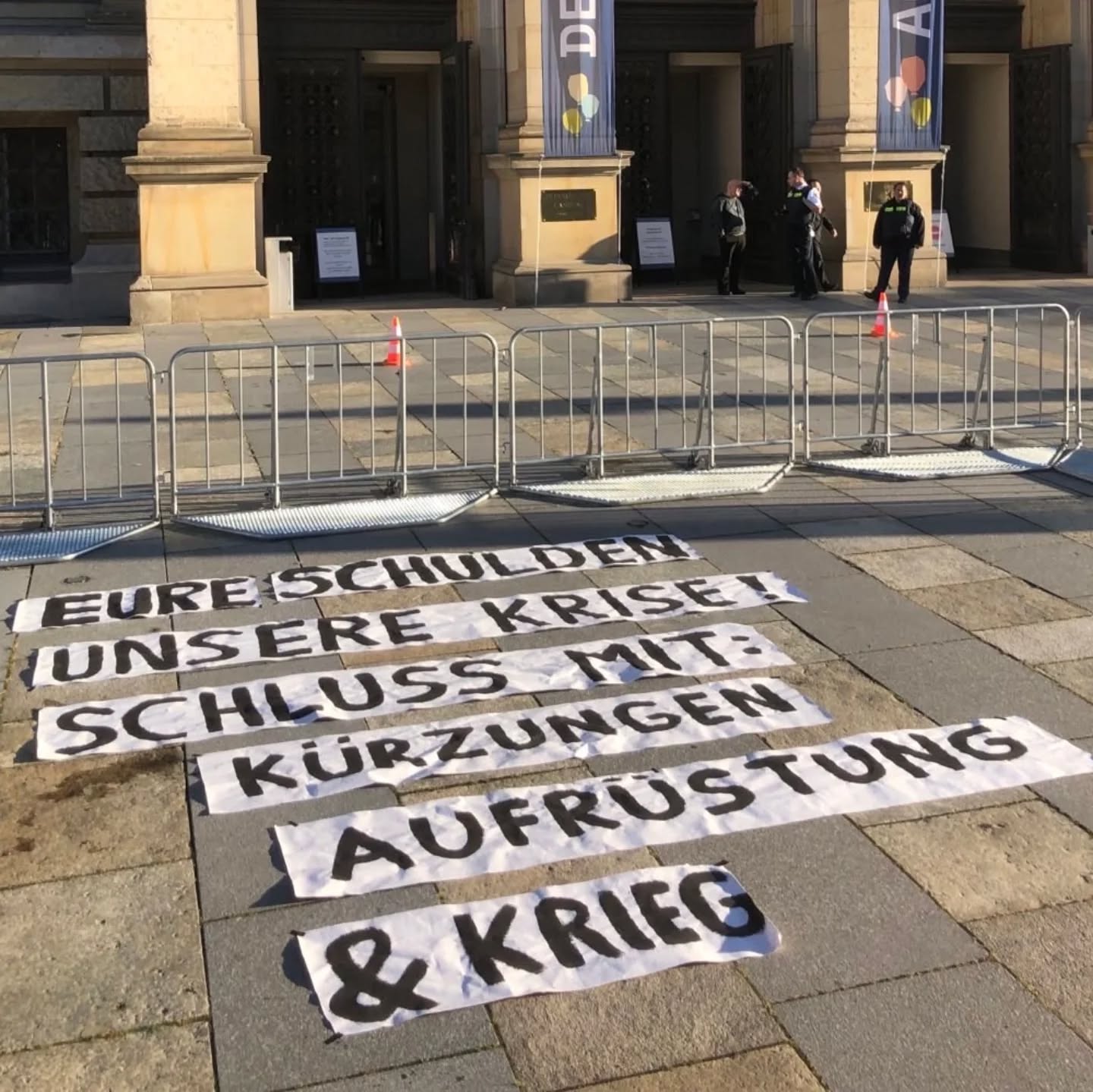 Eure Schulden – unsere Krise! ✊
Schluss mit Sozialkürzungen. Schluss mit Aufrüstung und Kriegspolitik.

Wir sind heute mit tausenden Kolleg:innen aus Soziale Arbeit, Gewerkschaften & Sozialverbänden vor dem Abgeordnetenhaus: Stoppt den Sparhaushalt!
Soziale Arbeit braucht sichere und bedarfsgerechte Finanzierung – jetzt!

Der Senat liefert nur Mangelverwaltung. Wir sagen: Entschuldung durch den Bund,Geld ins Soziale statt in Rüstung und Repression!

Alles andere ist Elendsverwaltung.
Solidarität statt Kürzungspolitik! ❤️🔥

mit buendnissoziales.berlin